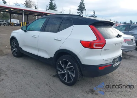 2022 Volvo Xc40 T5 R-Design z USA, uszkodzony, nr VIN YV4162UM0N2714151